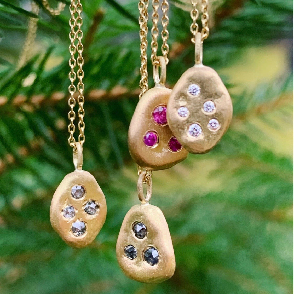 18k skipping stone gold pendants
