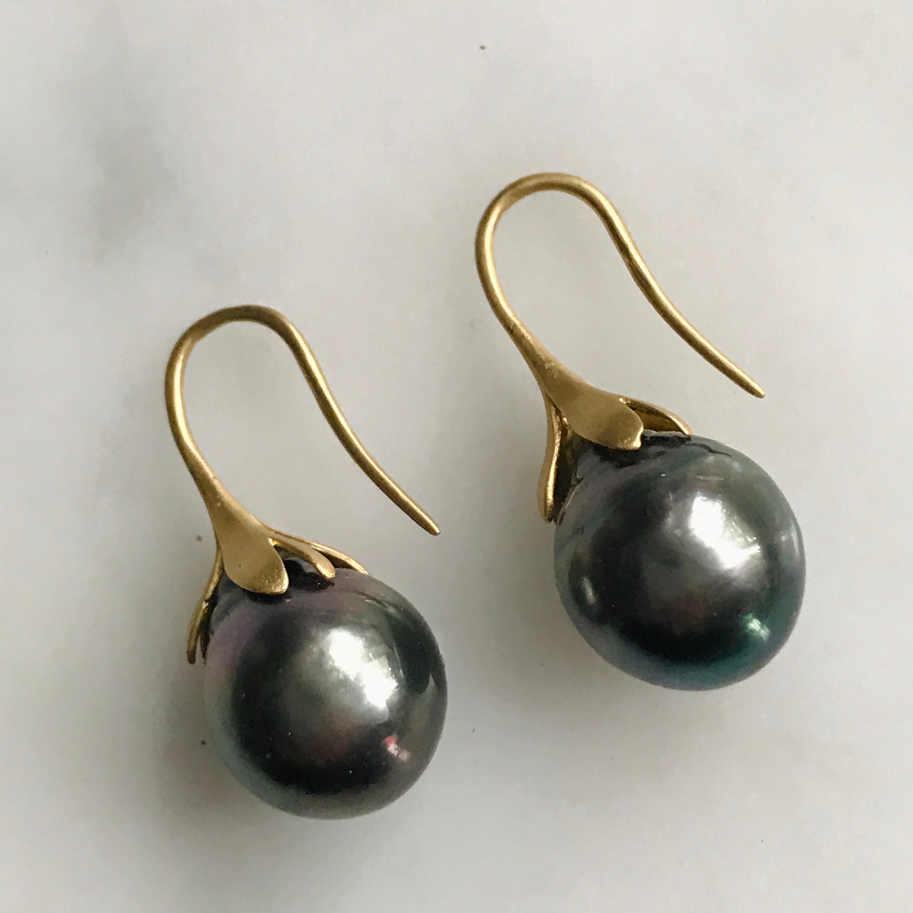 magnolia 18k yellow gold dark tahitian pearls