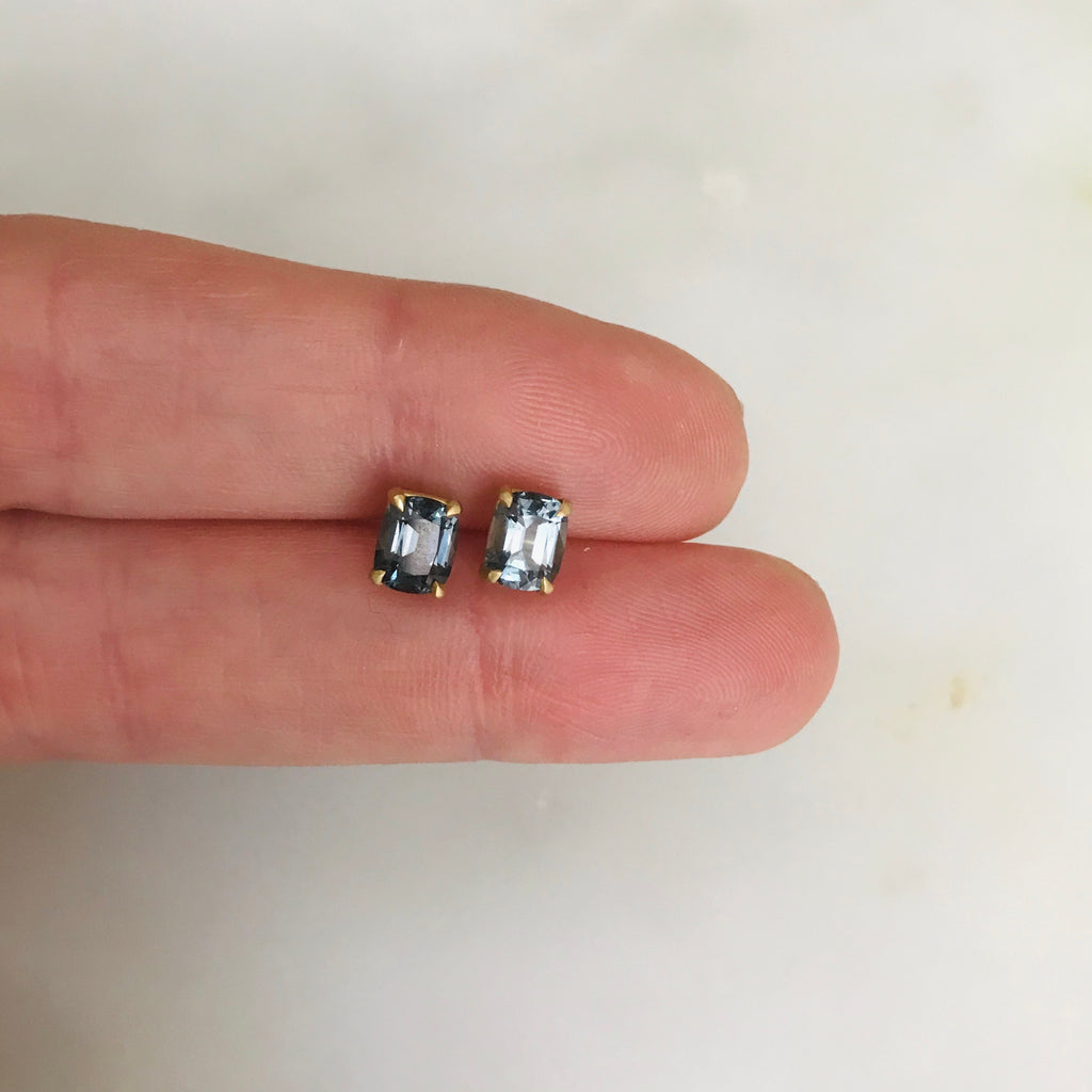 navy spinel 1.48c 18k gold studs