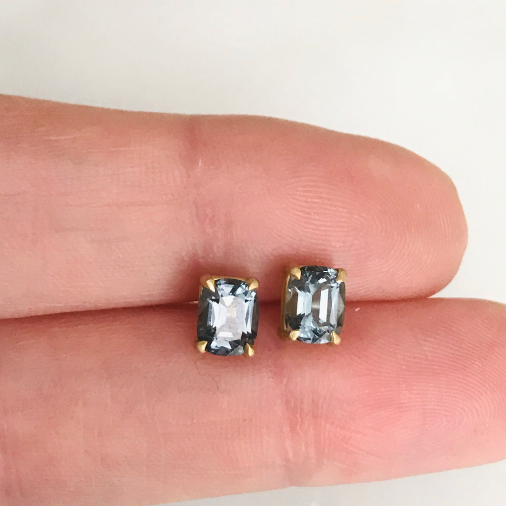 navy spinel 1.48c 18k gold studs