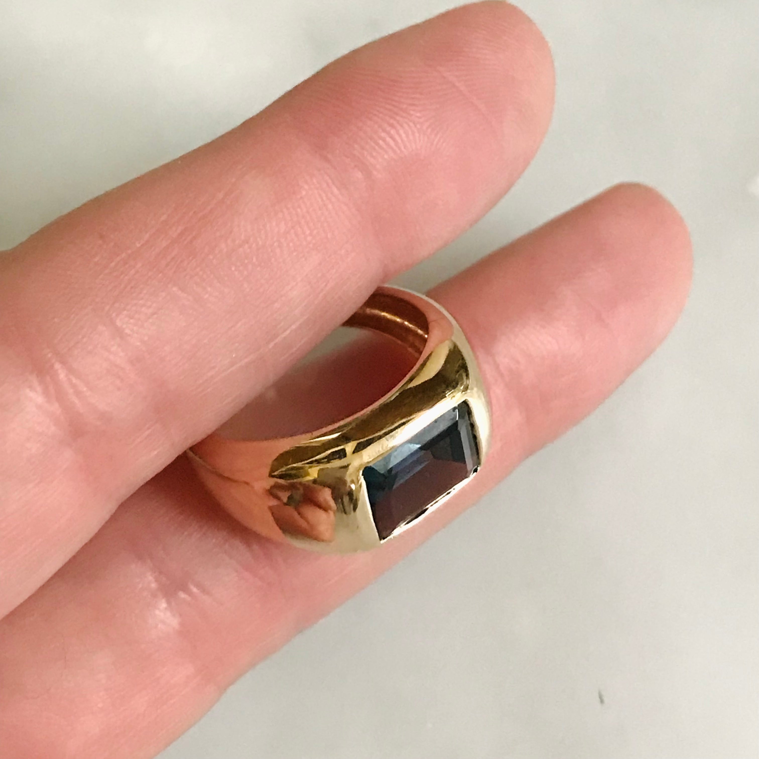 london blue topaz ring set in 14k gold. size 7