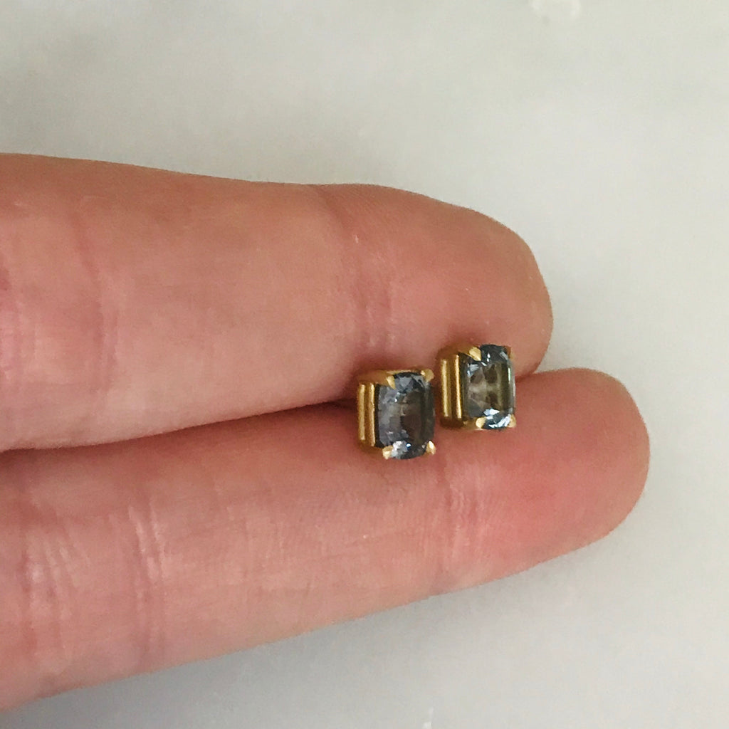navy spinel 1.48c 18k gold studs