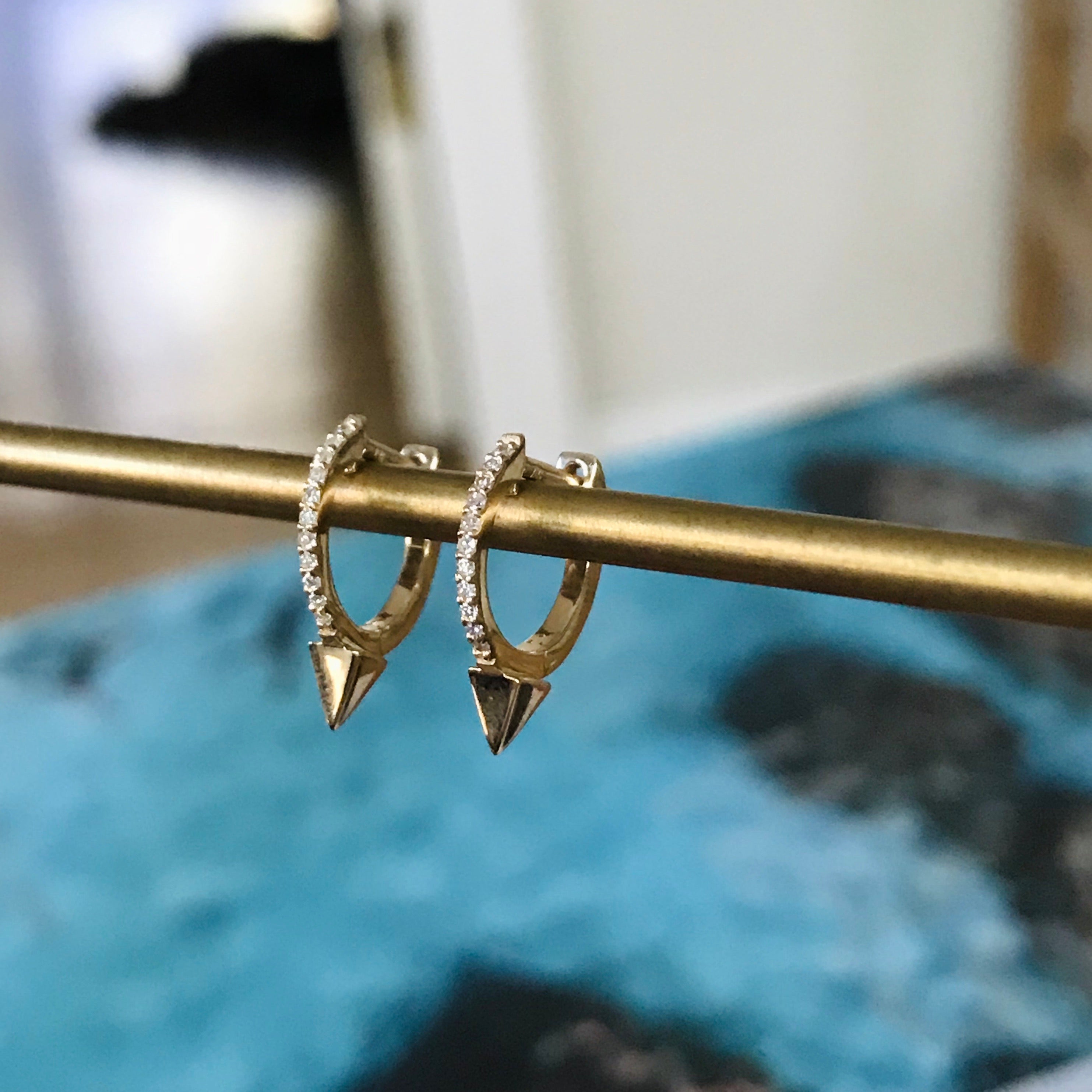 diamond spike huggie (single) 14k