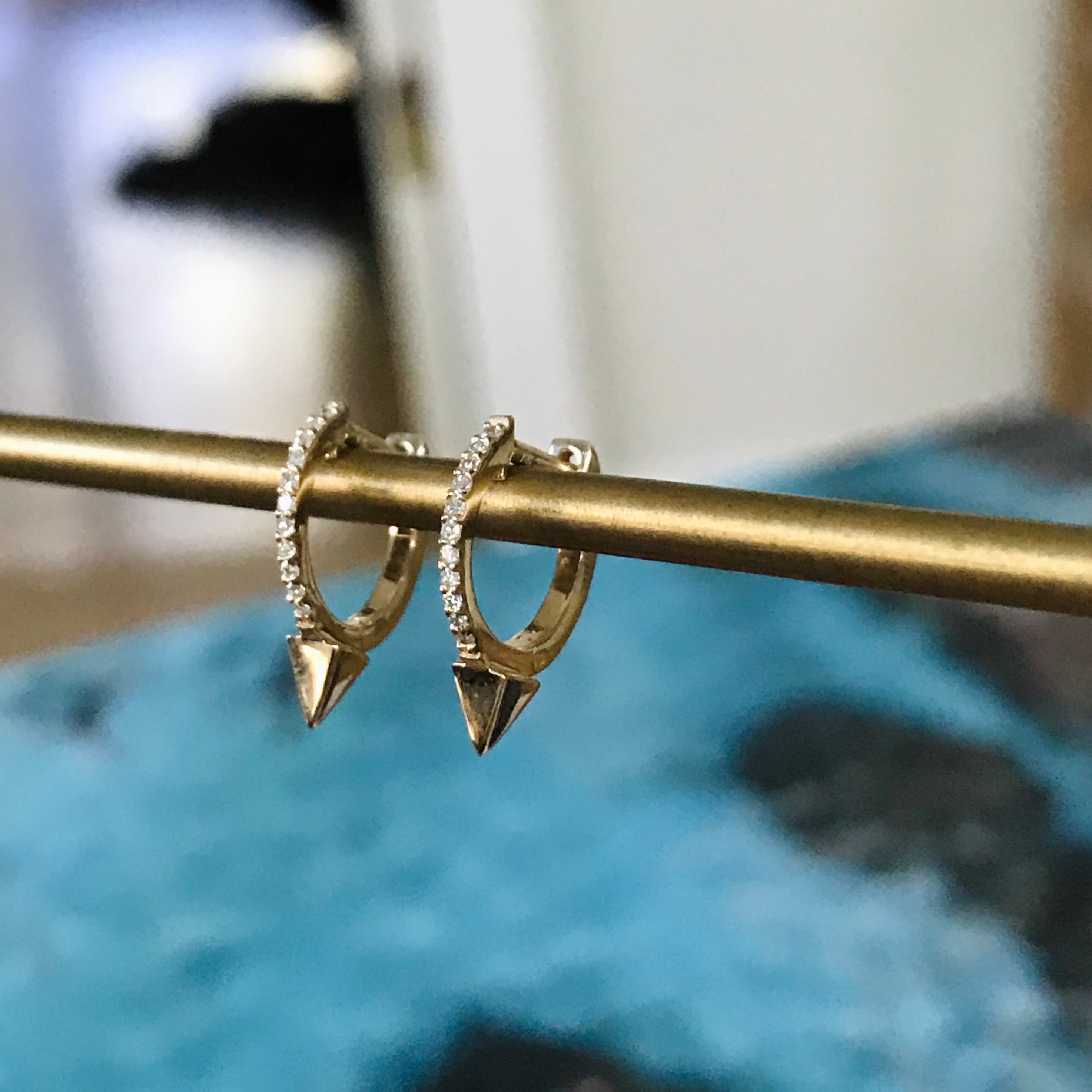 diamond spike huggie (single) 14k