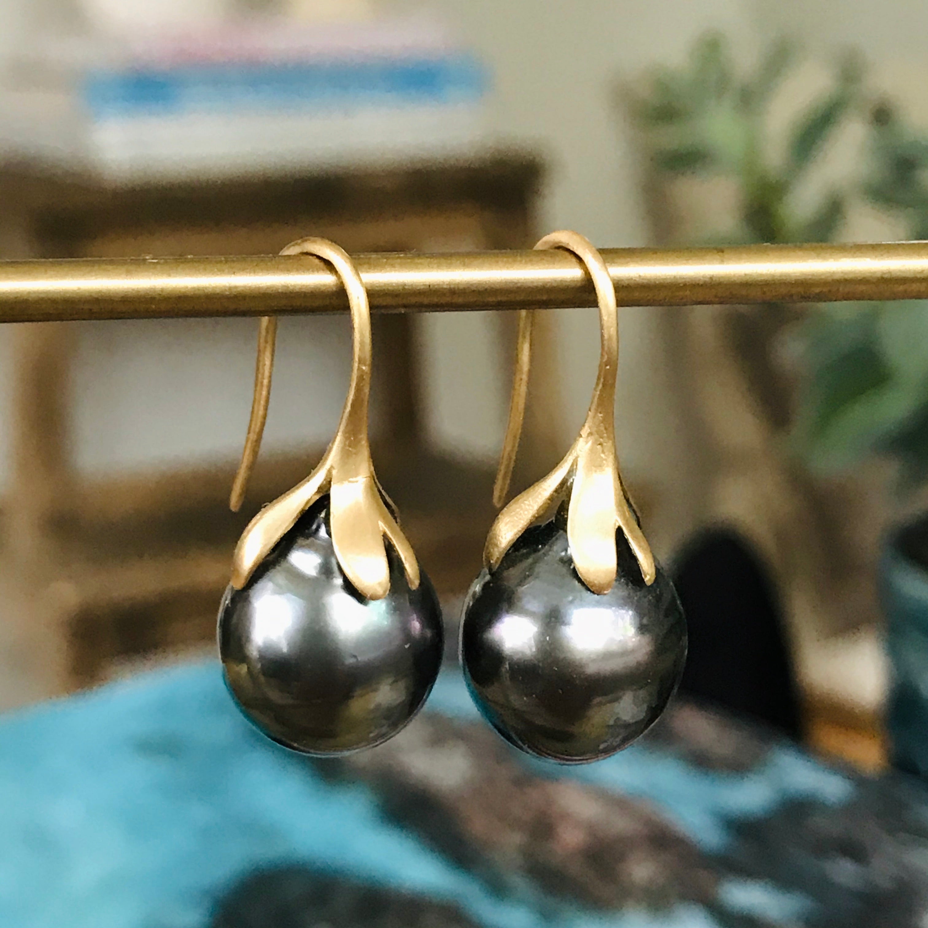 magnolia 18k yellow gold dark tahitian pearls