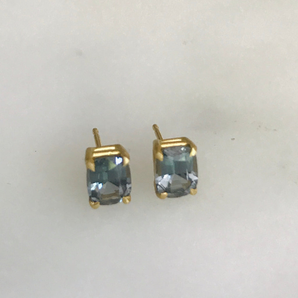 navy spinel 1.48c 18k gold studs