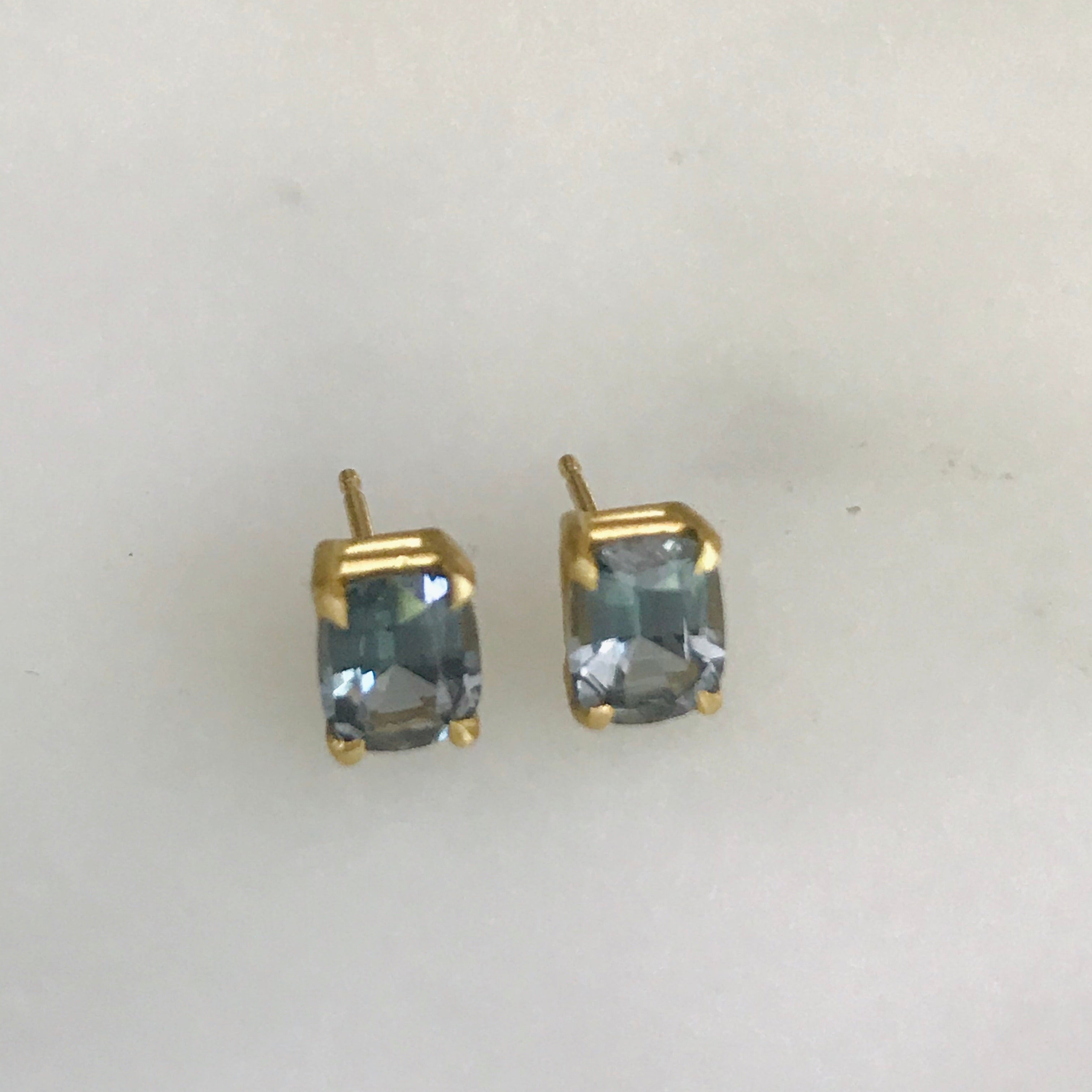 navy spinel 1.48c 18k gold studs