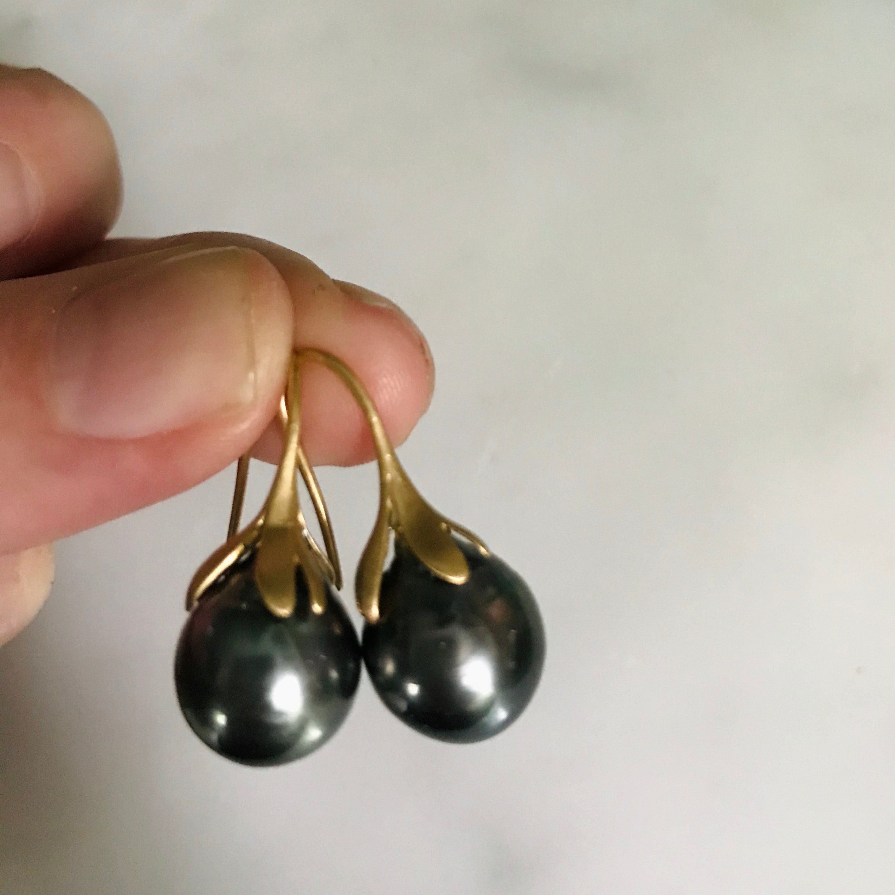 magnolia 18k yellow gold dark tahitian pearls