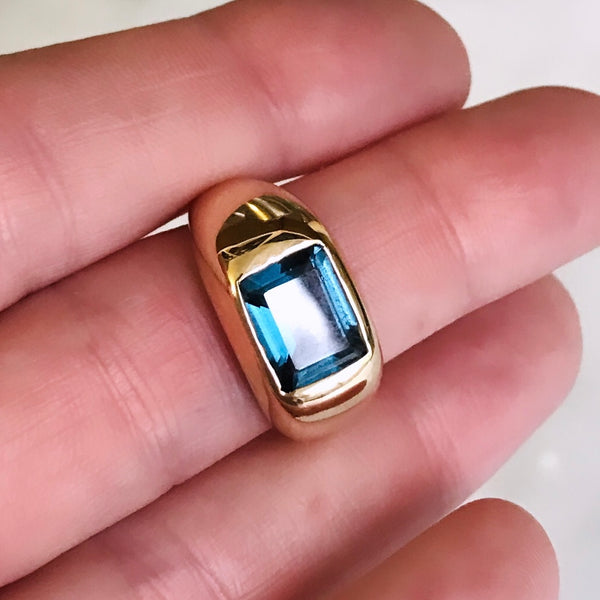 london blue topaz ring set in 14k gold. size 7